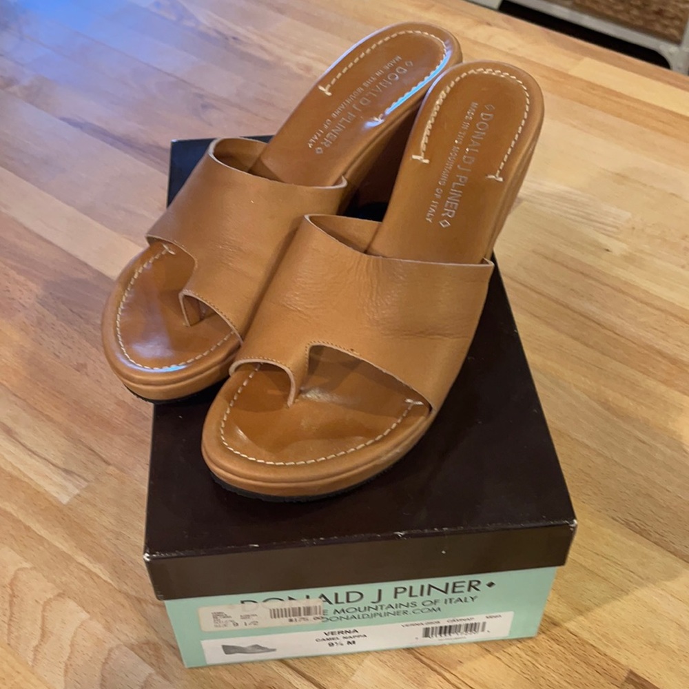 Donald J Pliner “Verna”, 9.5 Camel Nappa.